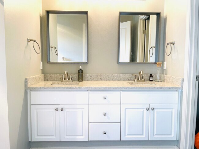 Building Photo - 16815 6th Ave W