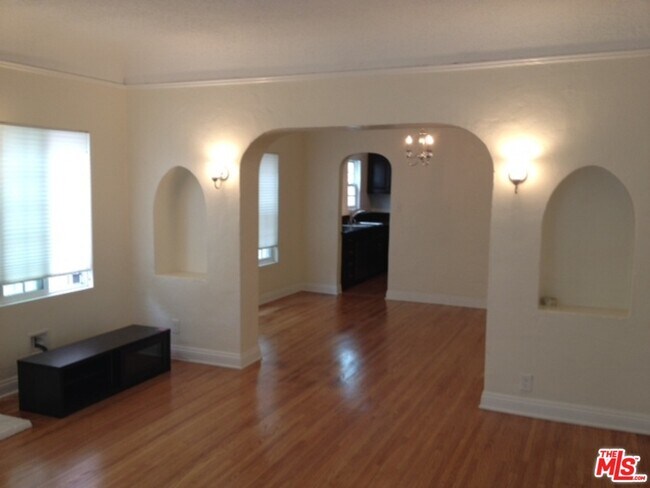 Building Photo - 440 N Orange Grove Ave