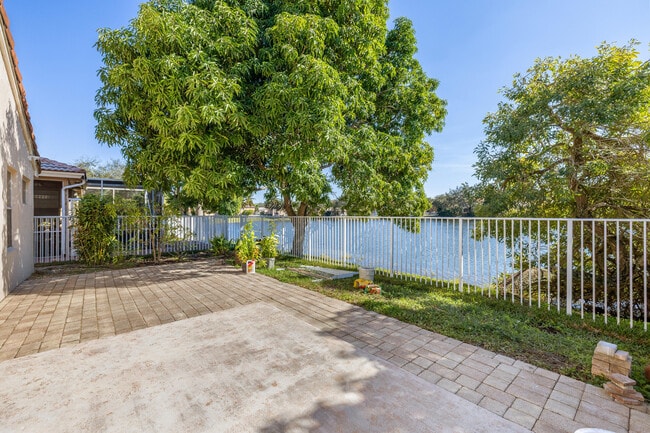 Building Photo - 3800 Woodfield Dr