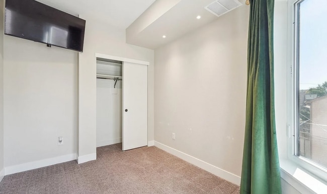 Building Photo - 2870 Tremont Pl