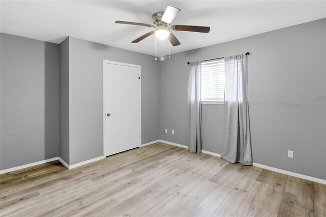 Building Photo - 2410 Buttercup Cir