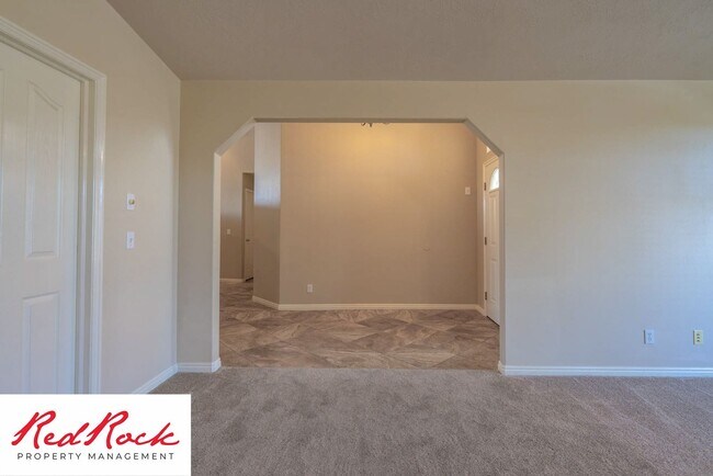 Building Photo - 5 Bedroom Pet Friendly Home!
