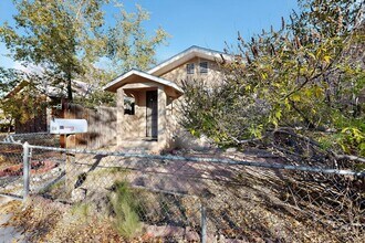 Building Photo - Historic Bungalow House 2/bd 1/ba 730/sf