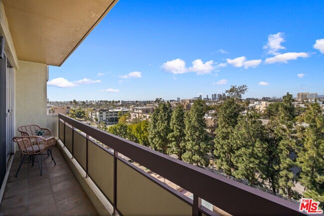 Building Photo - 321 S San Vicente Blvd