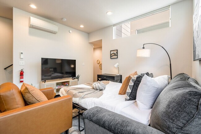 Building Photo - 1600 S Washington St