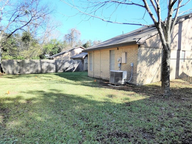 Building Photo - 606 Golfview Dr