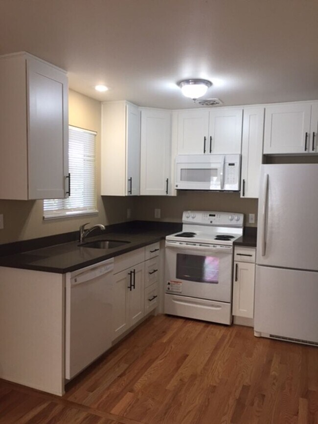 Building Photo - Ballard-Fremont Duplex: Comfortable Living...