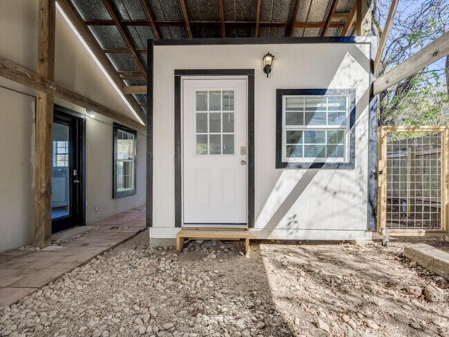 Building Photo - 14806 Longbranch Dr