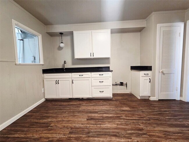 Building Photo - 307 E Kittyhawk Dr