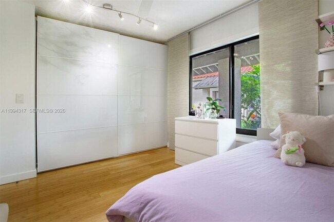 Building Photo - 524 Village Lake Dr