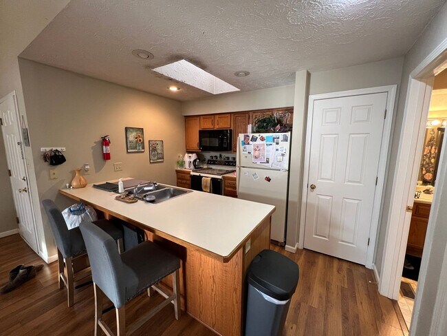 Building Photo - 2 Bedroom, 2 Bath by Mall Available Now!  $1,500 monthly