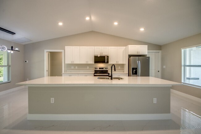 Building Photo - 3433 NE 11th Pl