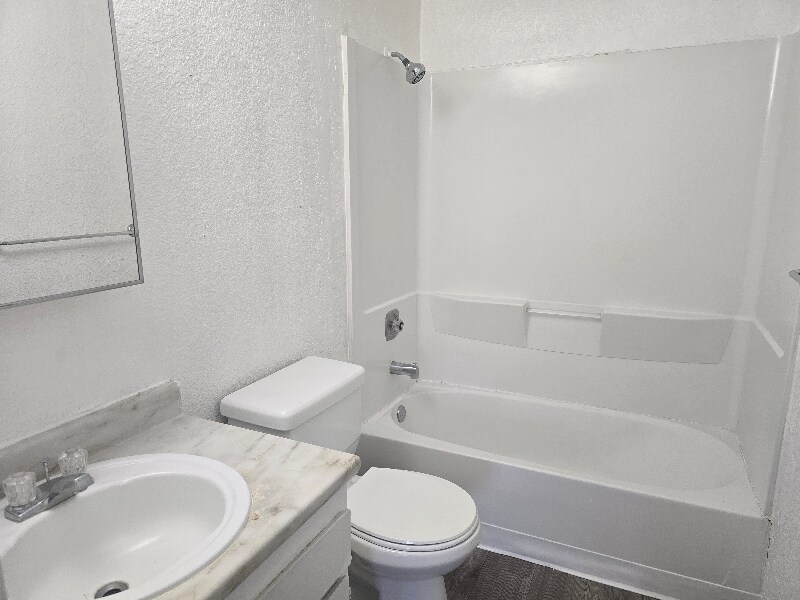 Building Photo - 1412 E 9th St