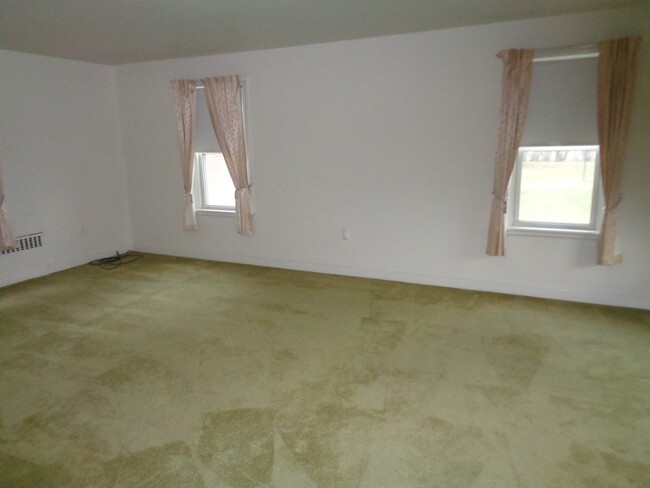 Building Photo - Spacious 4 Bedroom Hellertown Home!