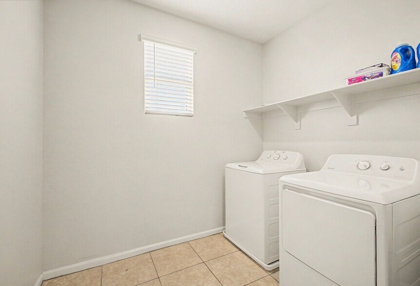 Building Photo - 35 S Biella Pl