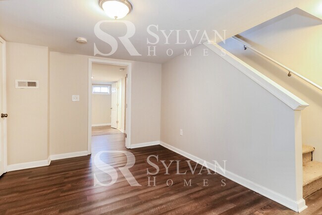 Building Photo - The living is easy in this lovely 3 bedroom