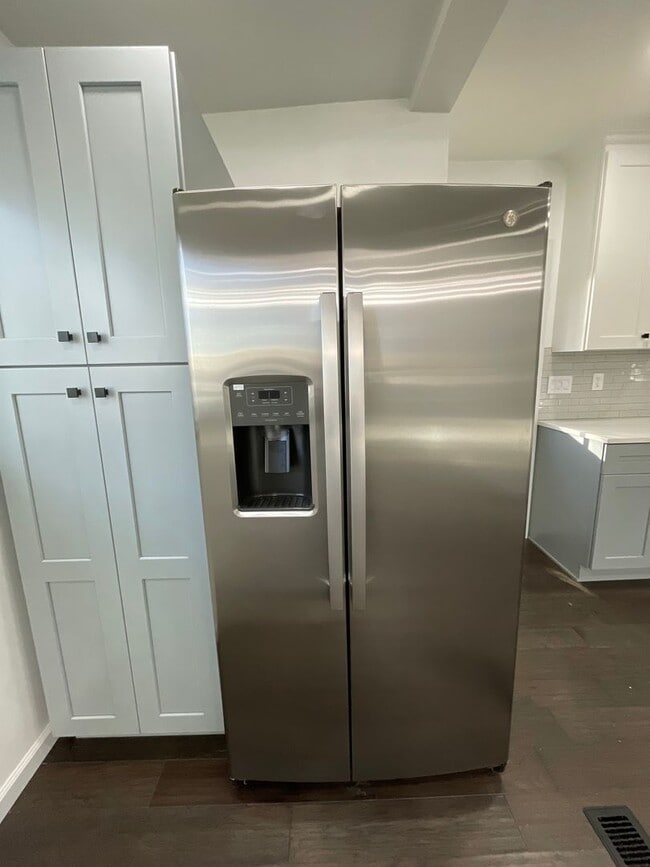 Building Photo - 409 State St