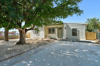 Building Photo - 1721 Wilmoore Dr SE