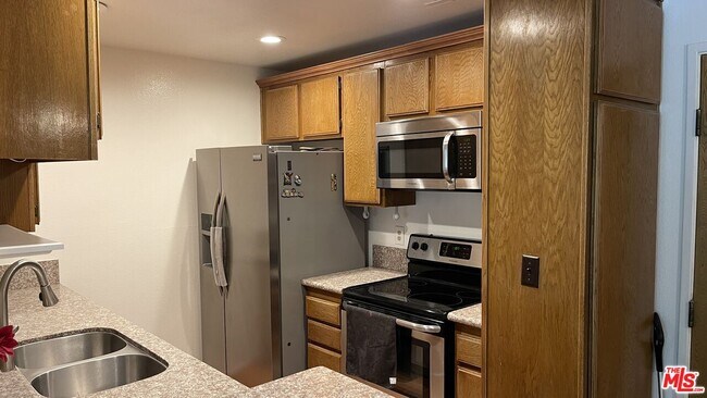 Building Photo - 4260 Vía Arbolada