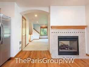 Building Photo - Gorgeous Greenwood Townhome * Walk to Lake...