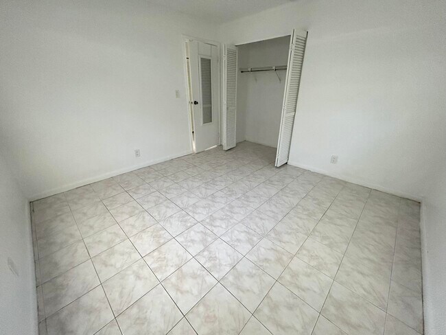 Building Photo - 6140 SW 41st Ct