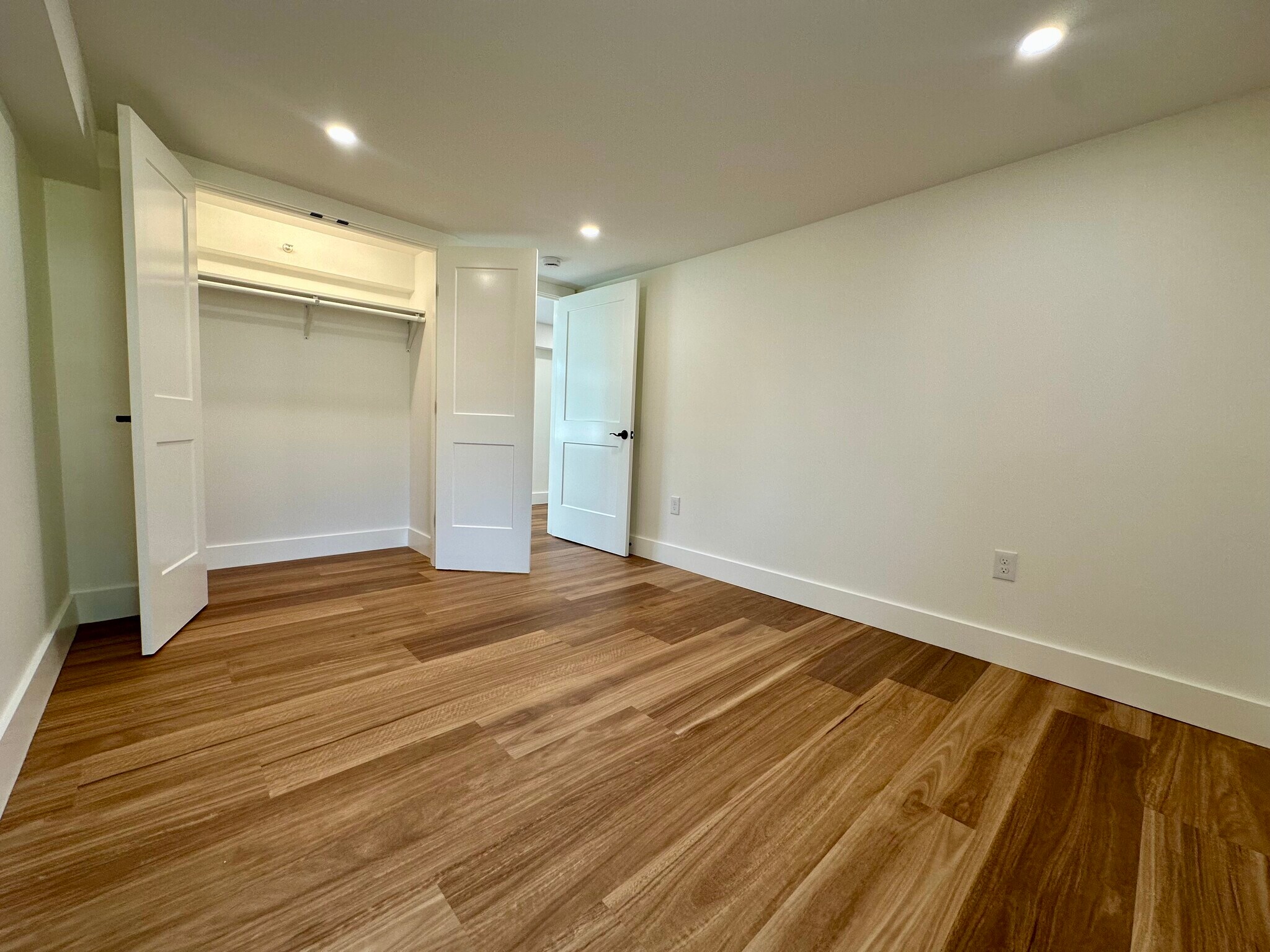 Building Photo - 122 S Silver Ln