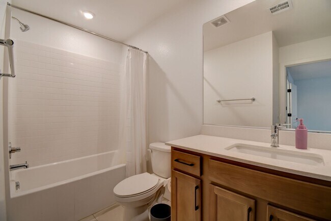 Building Photo - Stunning and Modern Townhome in Skye Canyon