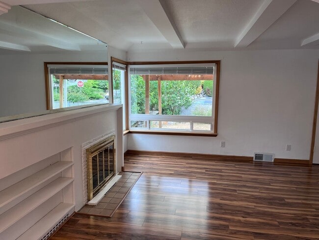 Building Photo - Charming Bremerton Home with Fenced Yard