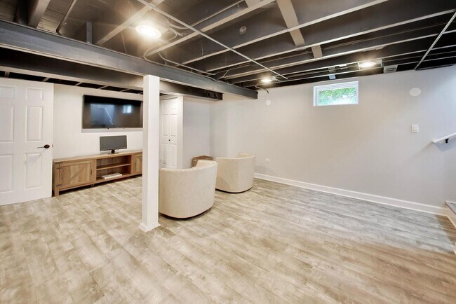 Building Photo - 810 S Jackson St