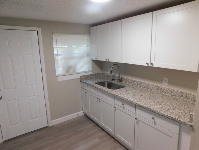 Building Photo - **ROOM** with SHARED KITCHEN and BATH in a newly remodeled House