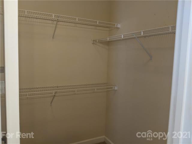 Building Photo - 915 Northeast Dr