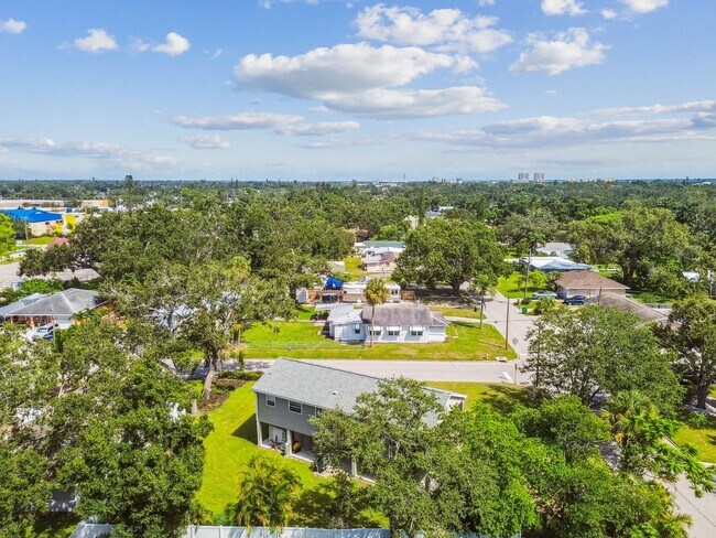 Building Photo - Elevated 3-Bed, 2-Bath, Corner-Lot Gem in the Heart of Palmetto