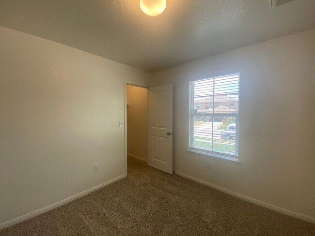 Building Photo - Updated Home in Pioneer Crossing! Available for July!