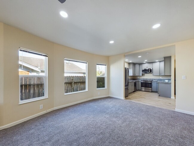 Building Photo - Modern 3BD/ABA duplex home features high-e...