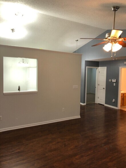 Building Photo - 137 Broadmoor Bend