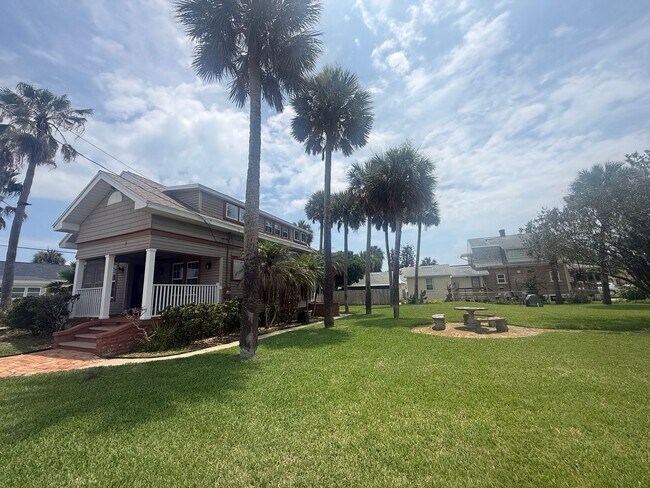 Building Photo - Beautifully updated 3 bedroom 3 bathroom home