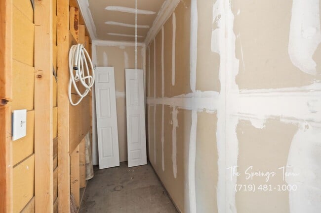 Building Photo - REMODELED SINGLE-LEVEL 2BD TOWNHOME w/ A/C **$500 move-in credit with a 16-month lease start date...