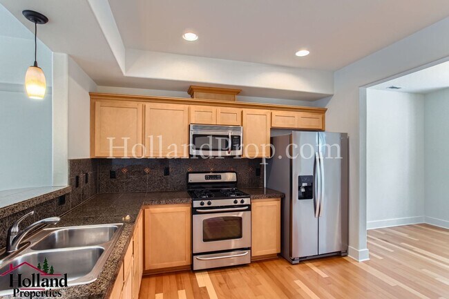 Building Photo - ** BEST PRICE ** - Wonderful 3 Bed 3 Bath ...
