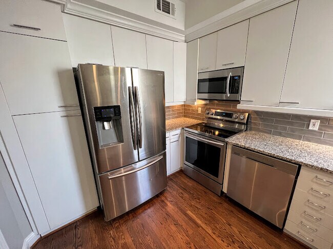 Building Photo - 4040 Avondale Ave