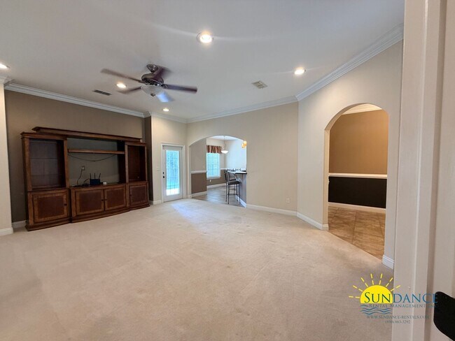 Building Photo - 213 Golf Course Dr
