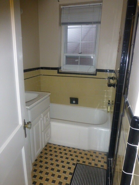Building Photo - 1559 Beacon St