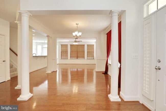 Building Photo - 1028 Llano Dr