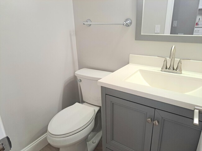 Building Photo - 1502 S Lakeside Dr