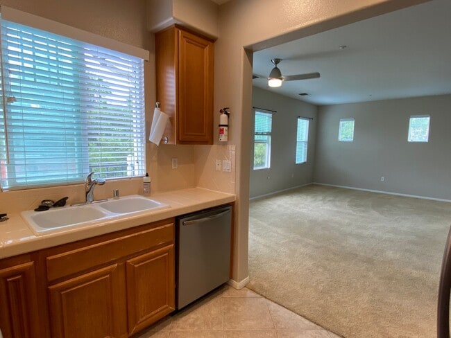 Building Photo - Well Kept 2 Bedroom townhome in San Marcos