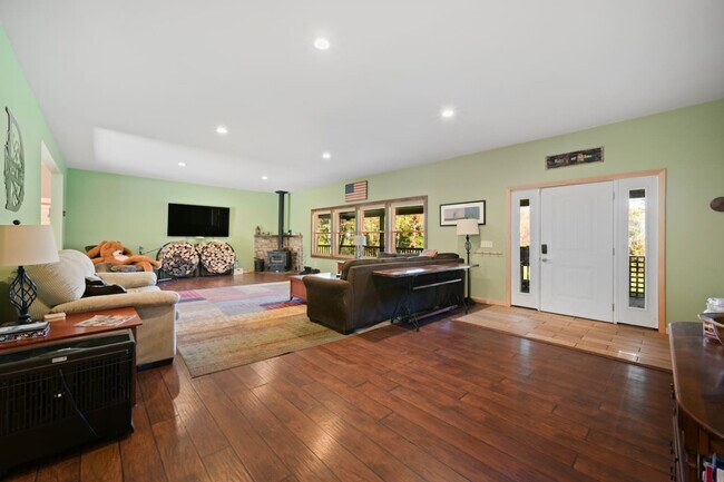 Building Photo - 1724 Calhoun Hill Rd