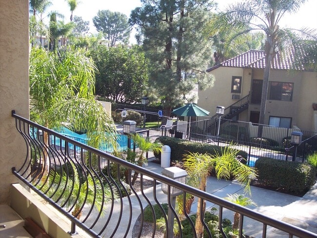 Building Photo - Upstairs 1 Bed/1 Bath Condo in Del Cerro!