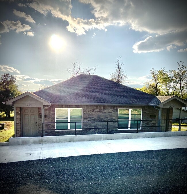 Primary Photo - 307 N Franklin Ave