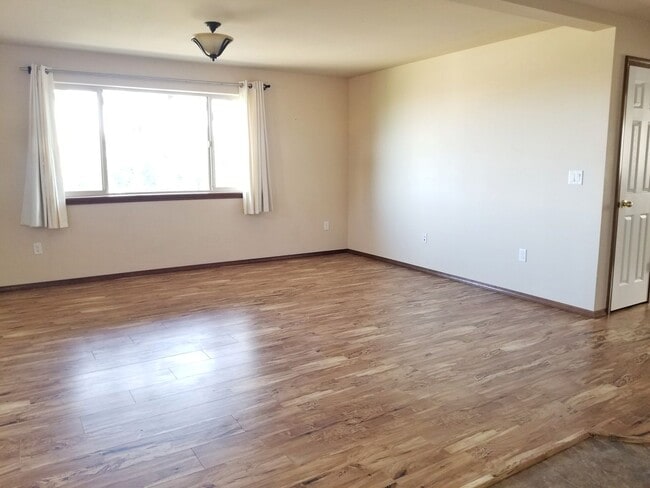 Building Photo - Newer 2 Bedroom 1 Bathroom with a View
