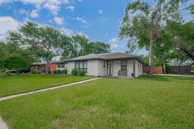Building Photo - 8057 Ridgeview Dr