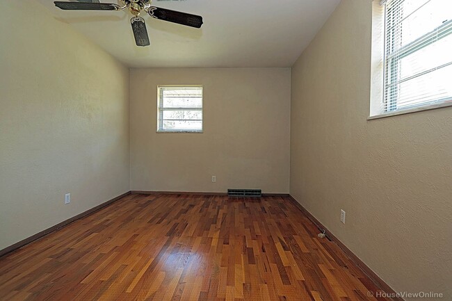 Building Photo - House Close To Campus- Available in July 2026